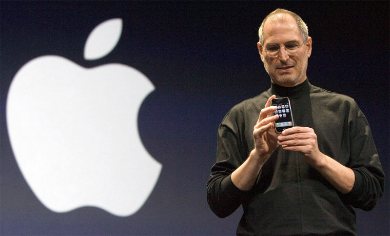 Стив Джобс на презентации iPhone в 2007 году
